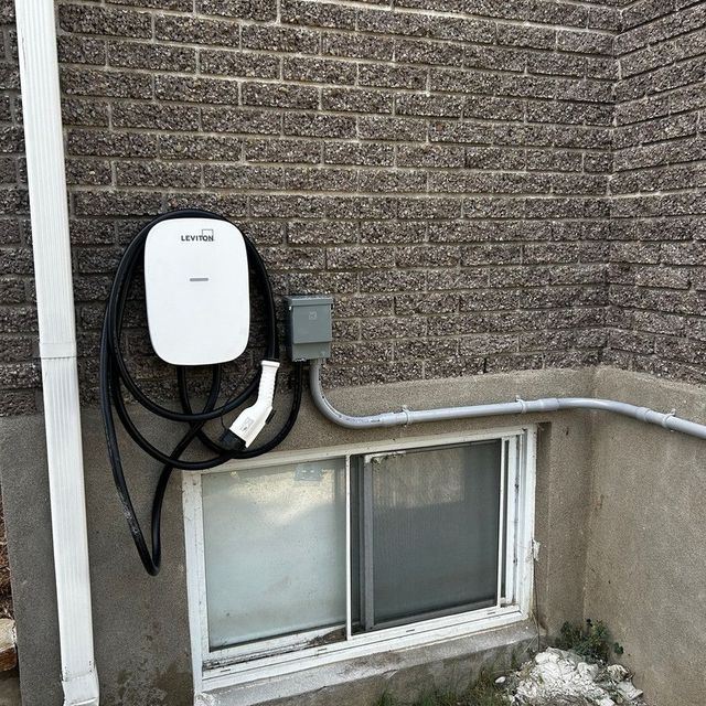 Borne de recharge — façade de brique