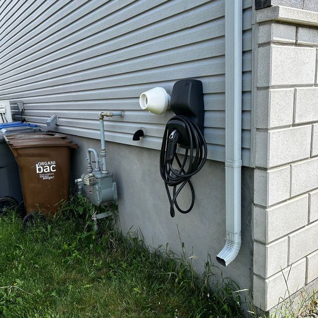 Borne de recharge — près du garage