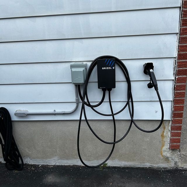 Borne de recharge — mur extérieur