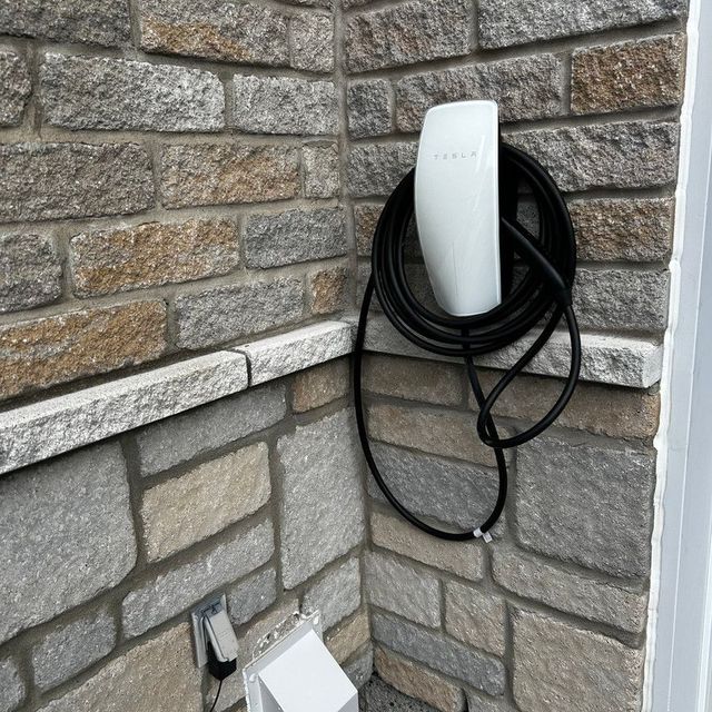 Borne de recharge — mur de pierre
