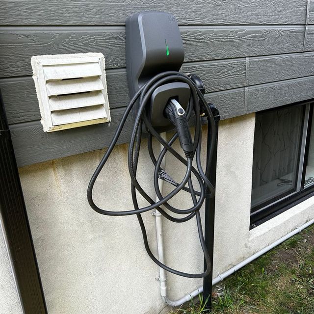 Borne de recharge — revêtement gris