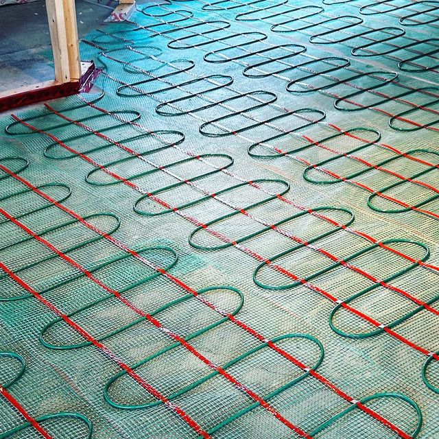 Plancher chauffant — pose des câbles